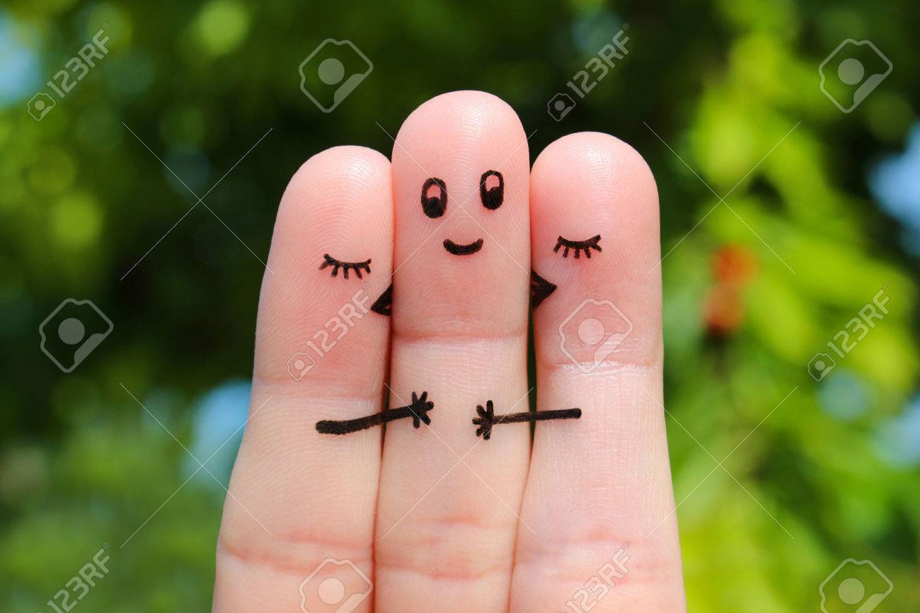 Finger Kunst Zwei Frauen Die Einen Mann Zu Kussen Lizenzfreie Fotos Bilder Und Stock Fotografie Image 60637731