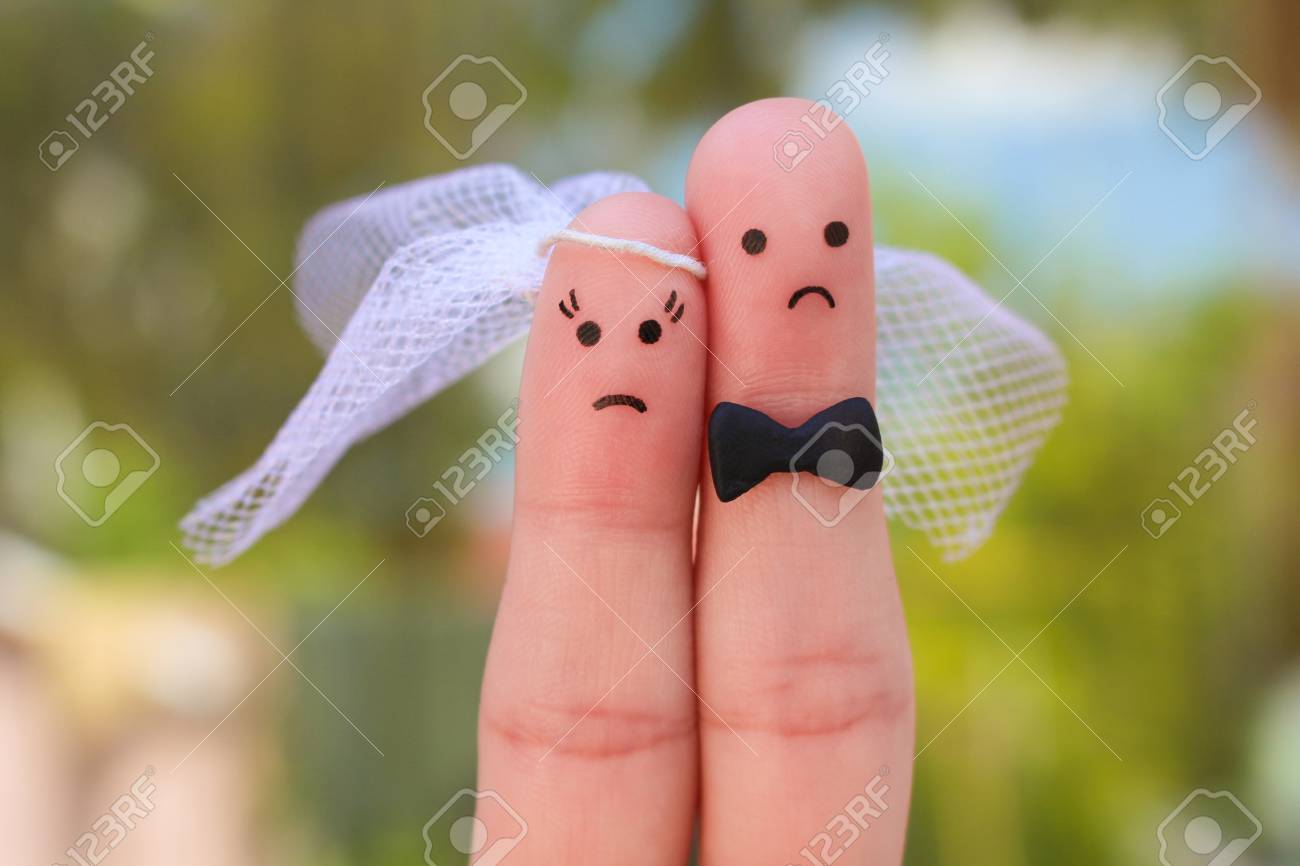 カップルの指アート 結婚式 女性および人の概念が結婚する必要が 彼らはしたくないです の写真素材 画像素材 Image