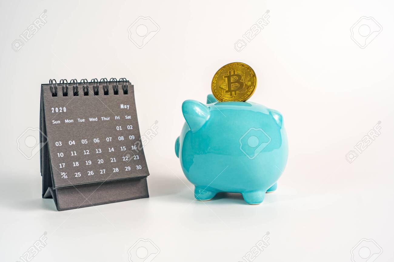 흰색 바탕에 비트코인과 2020년 달력이 있는 세라믹 돼지 저금통 로열티 무료 사진, 그림, 이미지 그리고 스톡포토그래피. Image  146220245