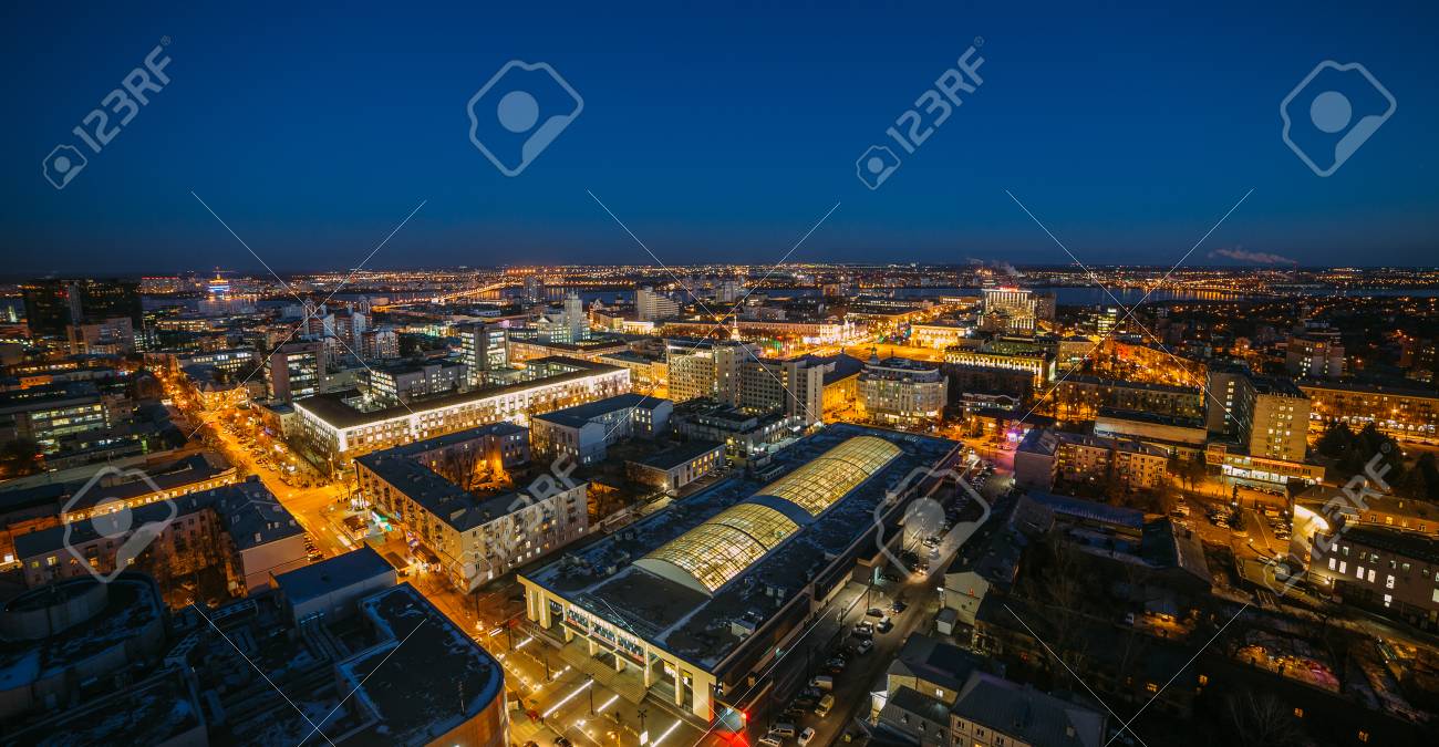 屋上から夜の街並み 住宅 夜景 ヴォロネジのダウンタウン の写真素材 画像素材 Image