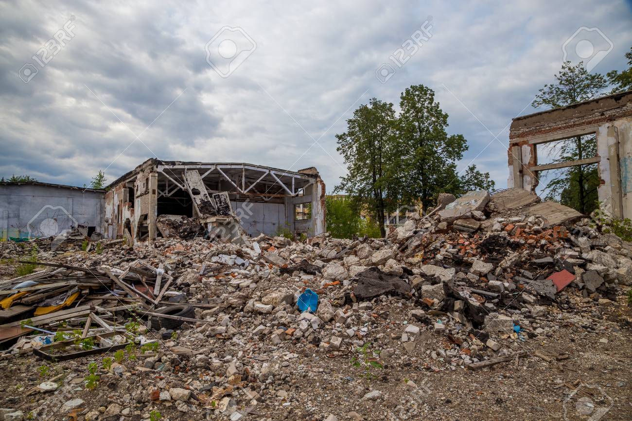 破壊された建物の瓦礫の山 金属と石の作品は 破壊されたから崩れて の写真素材 画像素材 Image