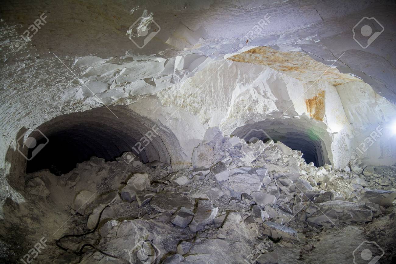 トンネル掘削機の痕跡とチョーク鉱山の崩壊 の写真素材 画像素材