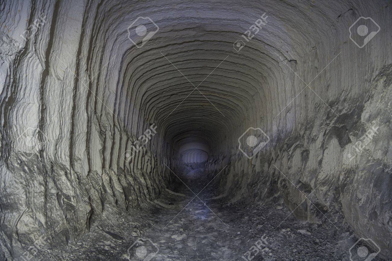 放棄されたチョーク鉱山トンネル掘削機 ベルゴロド ロシアの痕跡と