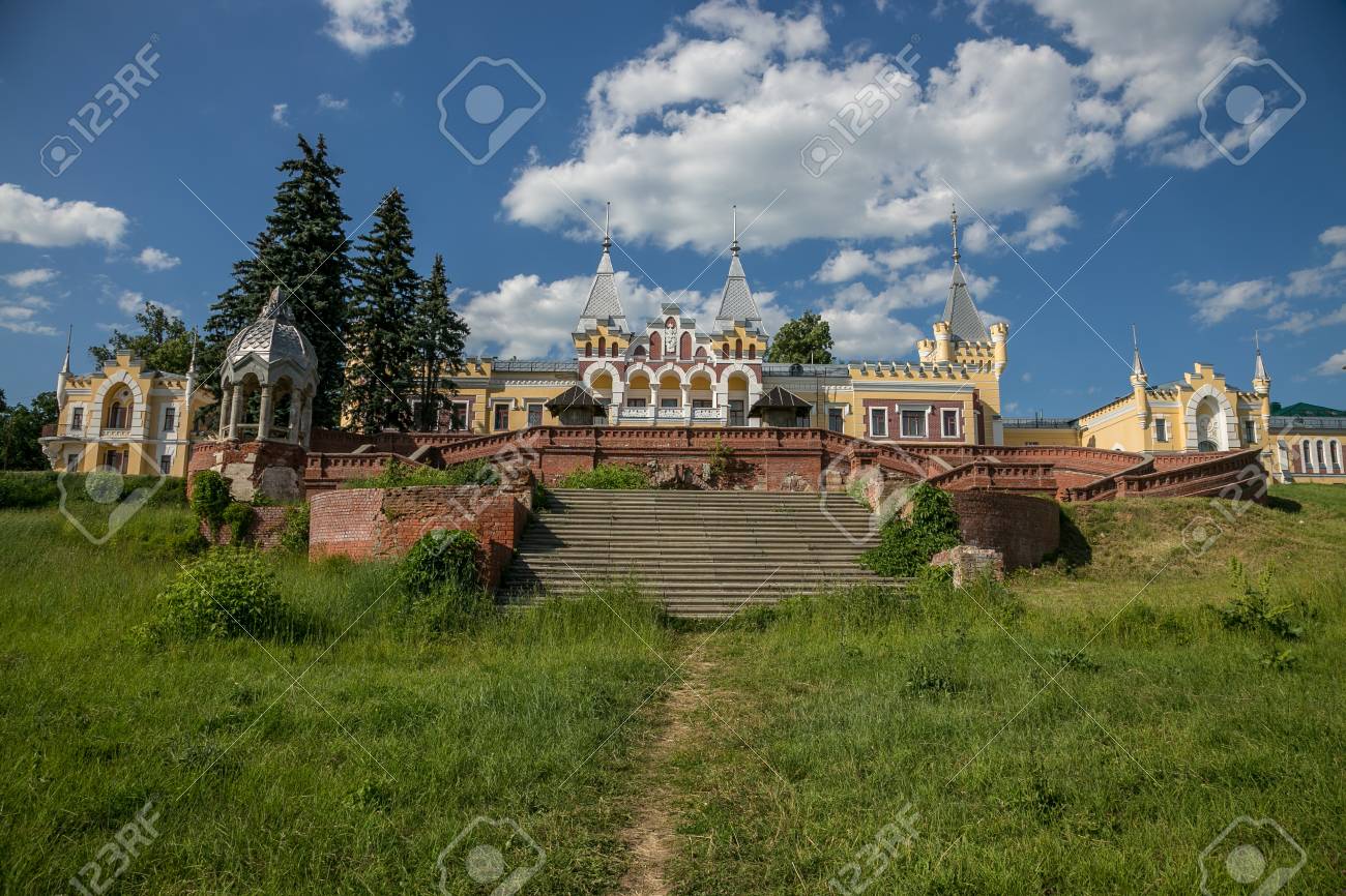 Altes Schones Gotisches Herrenhaus Von Baron Von Derviz In Kiritsy Dorf Ryazan Region Russland Lizenzfreie Fotos Bilder Und Stock Fotografie Image 91631202
