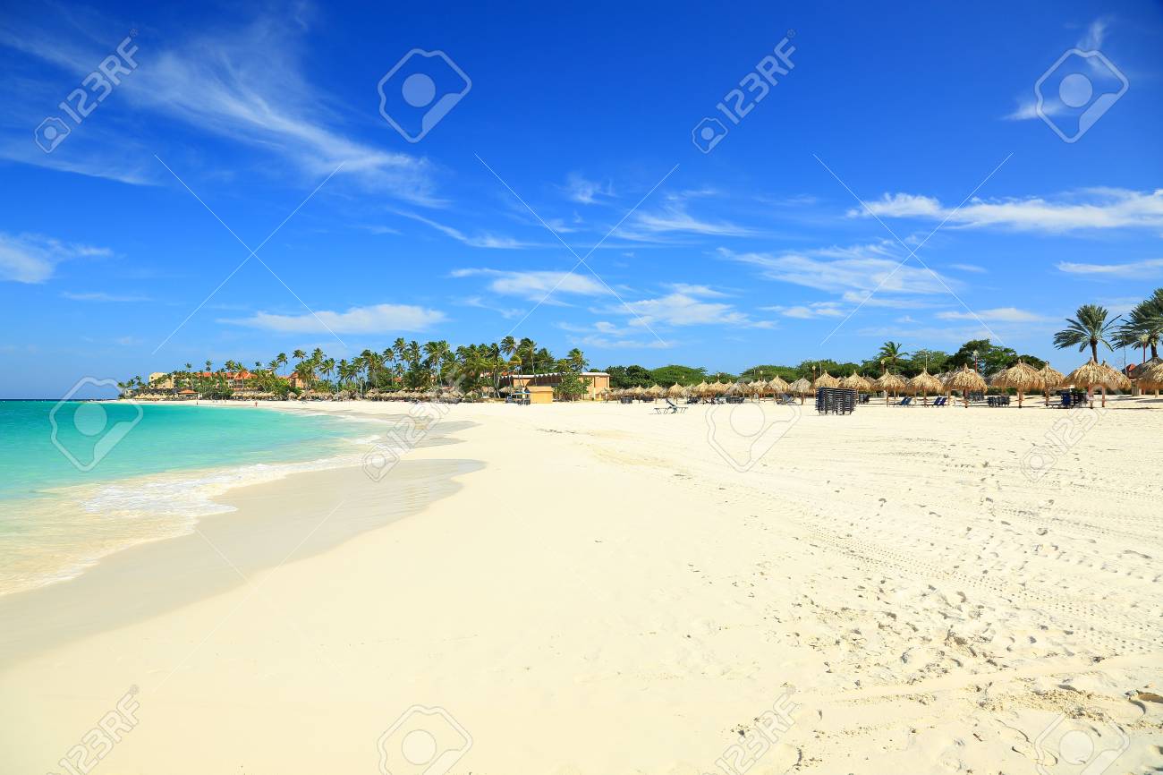 A Praia E A Turquesa Brancas Da Areia Molham O Oceano Em Palmeiras Verdes E No Fundo Do Ceu Azul Aruba Setembro De 2017 Fundos Surpreendentes Fotos Retratos Imagenes Y Fotografia De