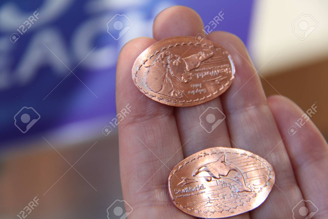 ペニープレスマシンを通過した後のコイン.シーワールド。ロサンゼルス。の写真素材・画像素材 Image 94535555