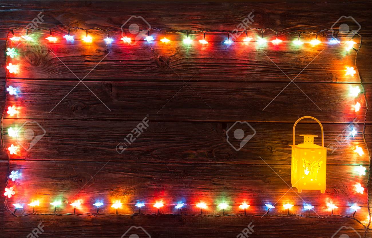 Sfondi Natalizi Lanterna.Immagini Stock Ghirlande Di Natale Di Lampade Su Uno Sfondo Di Legno Pagina Di Luci Di Natale E Lanterna Buon Natale Image 64465806