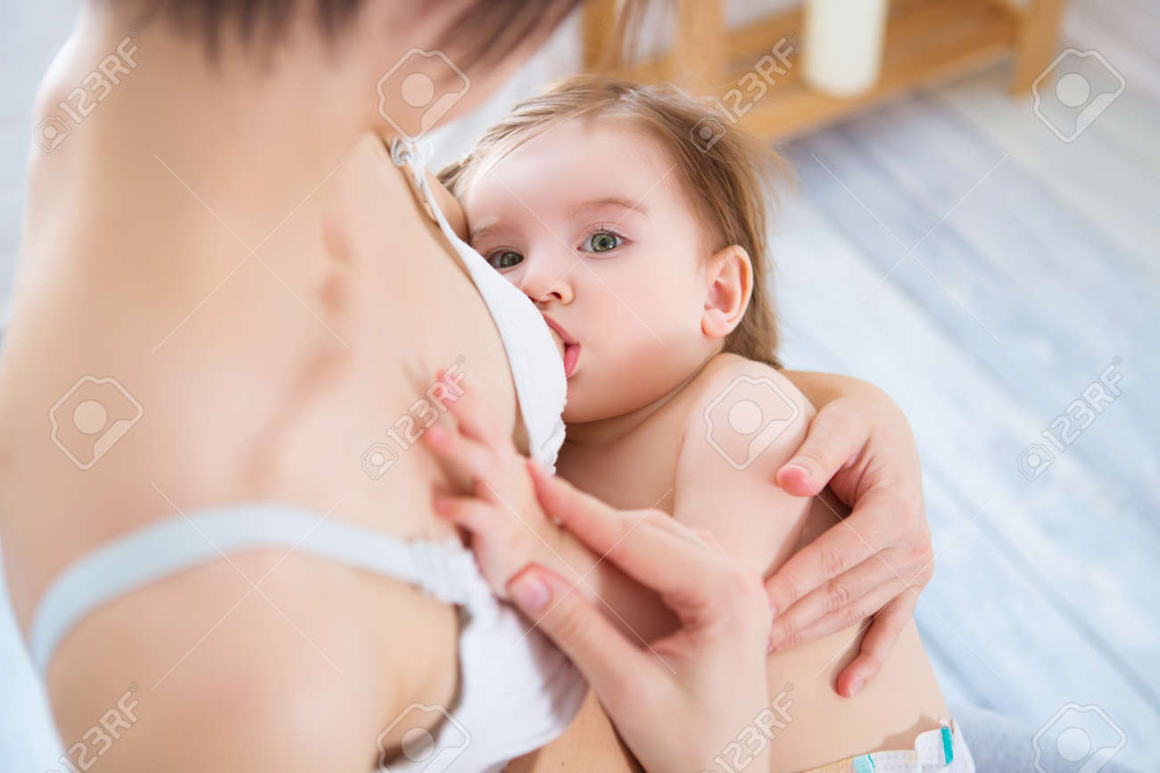 ママのおっぱい授乳　フォト 生まれたばかりの子供に授乳している若いお母さん。母乳で女の赤ちゃんを養うの写真素材・画像素材 Image 174193385