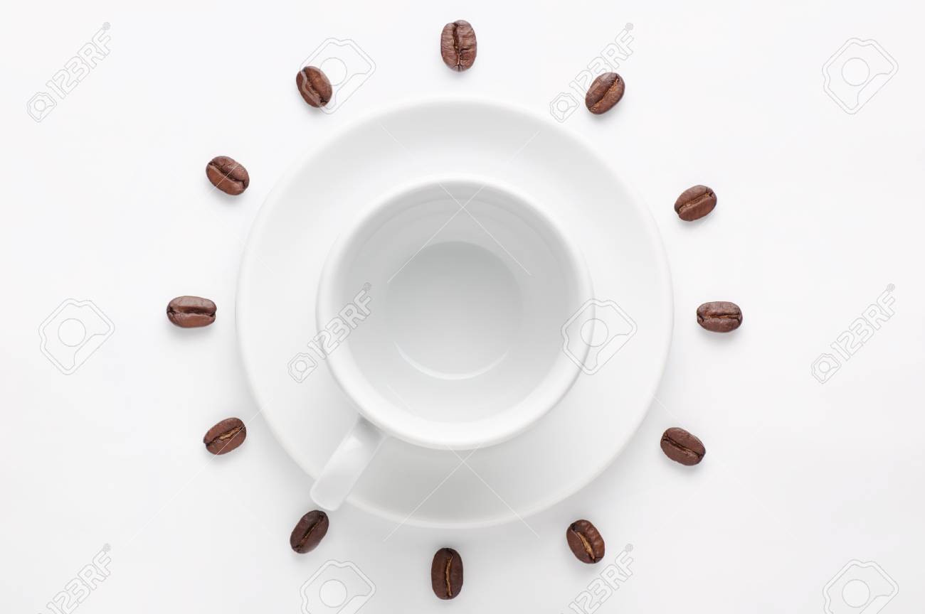 上から見ると空のコーヒー カップ ソーサーと時計ダイヤルを形成する白い背景に コーヒー豆 の写真素材 画像素材 Image