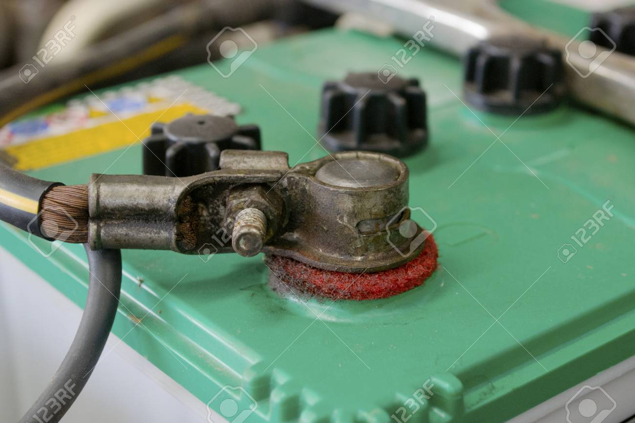 クローズ アップ古い車のバッテリー ターミナル エンジン ルーム内 の写真素材 画像素材 Image 7805