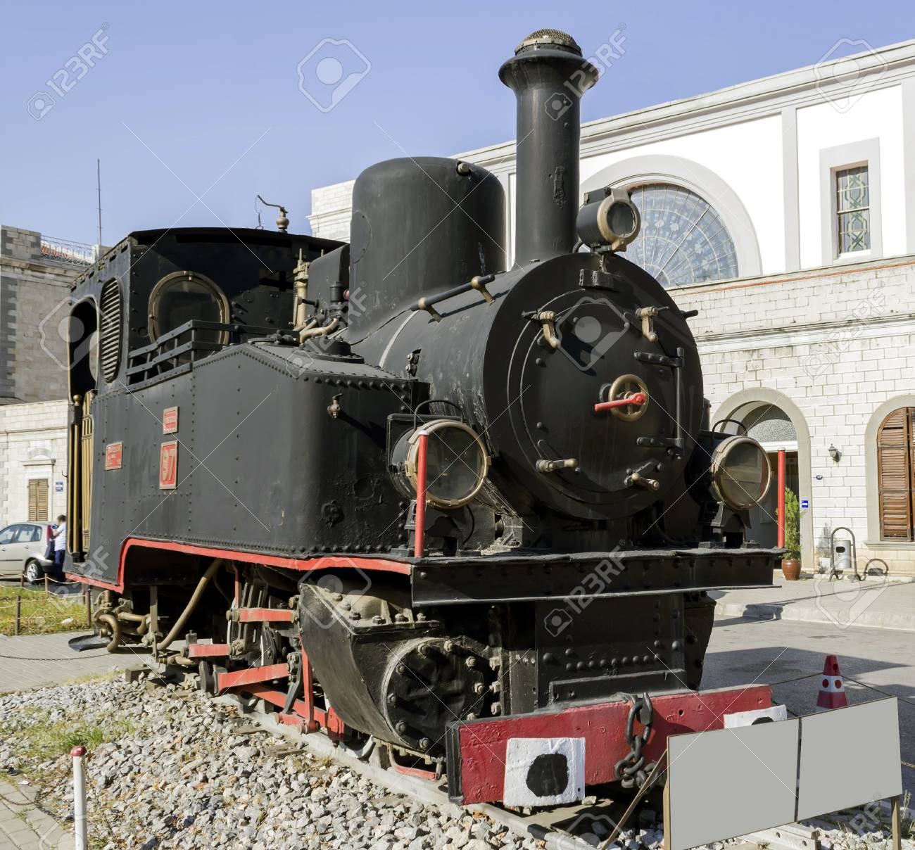 鉄道駅プラットフォームの横の蒸気機関車 の写真素材 画像素材 Image