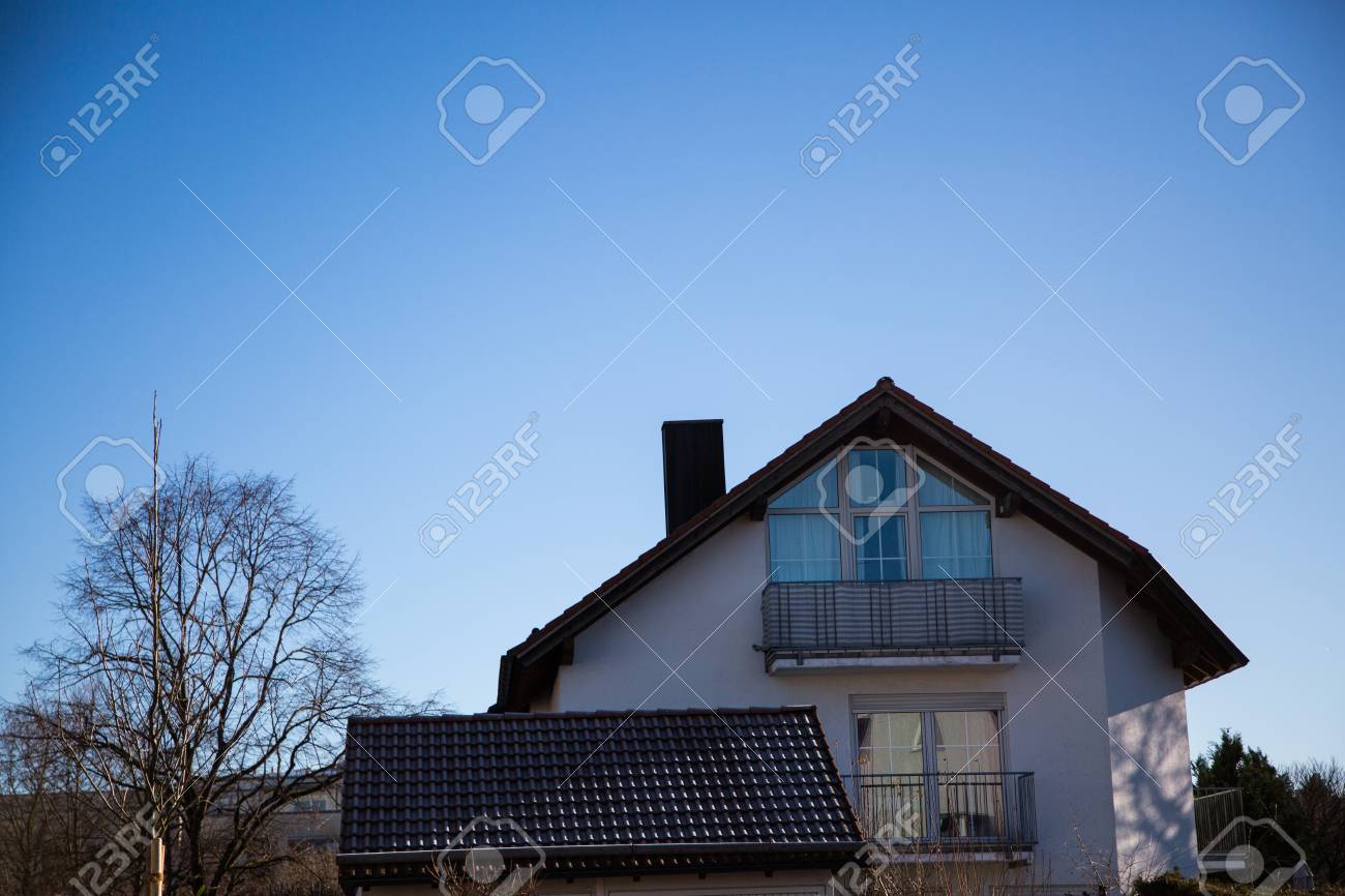 Einzelnes Haus In Munchen Blauer Himmel Lizenzfreie Fotos Bilder