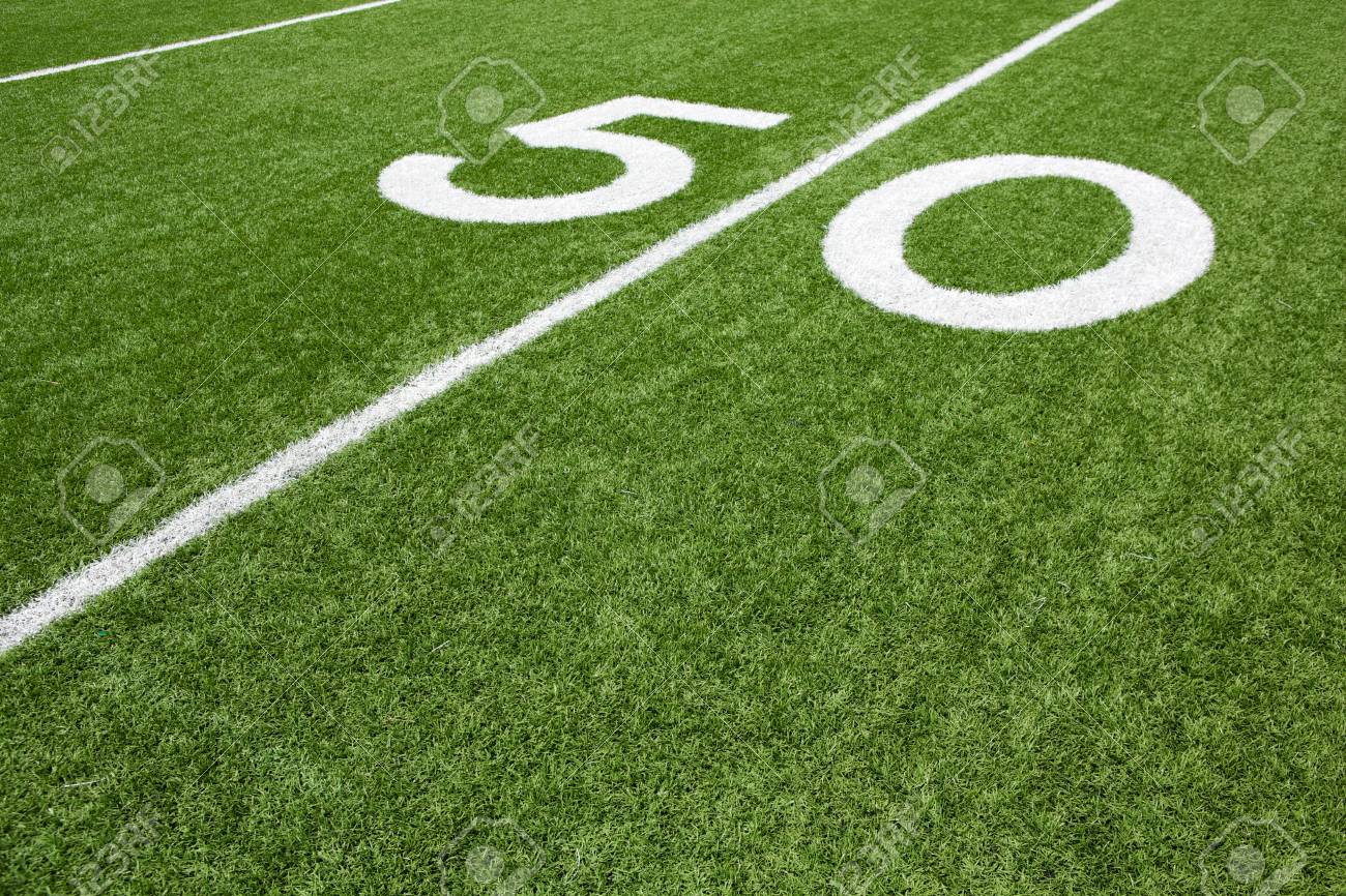 コピーのための部屋を持つサッカー フィールドの 50 ヤード ライン の写真素材 画像素材 Image