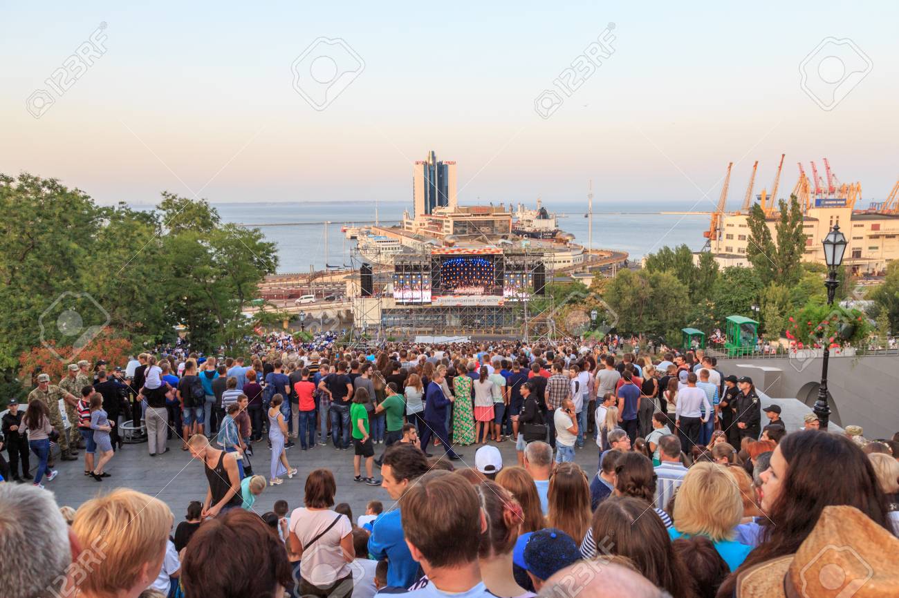 ポチョムキンの階段 オデッサ ウクライナ 17 年 8 月 2 日に オデッサ ウクライナのオデッサの誕生を祝うためにポチョムキンの階段に集まる人々 の写真素材 画像素材 Image