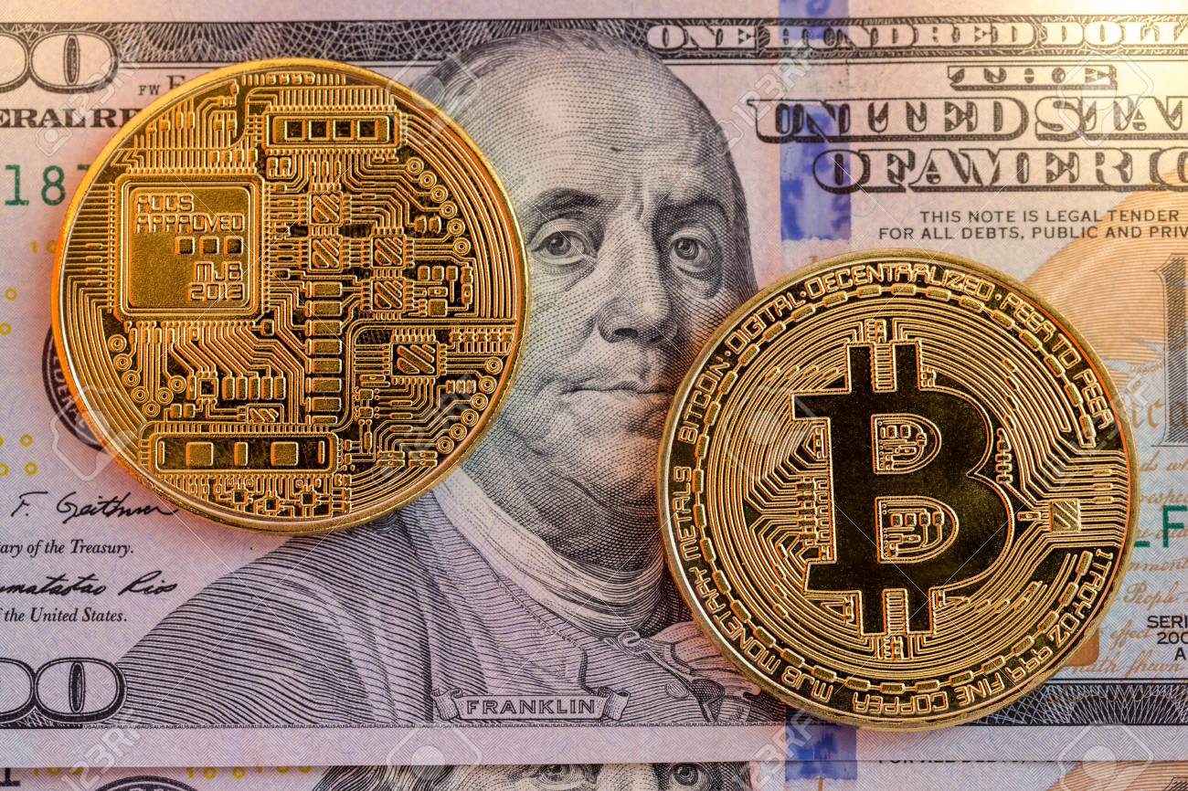미국 달러에 물리적 비트 코인의 양면 로열티 무료 사진, 그림, 이미지 그리고 스톡포토그래피. Image 96532316