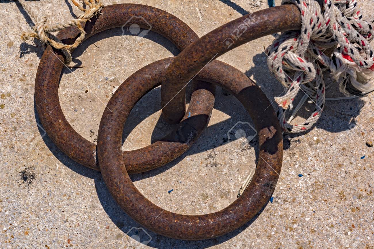 ボートが属している鉄リング の写真素材 画像素材 Image
