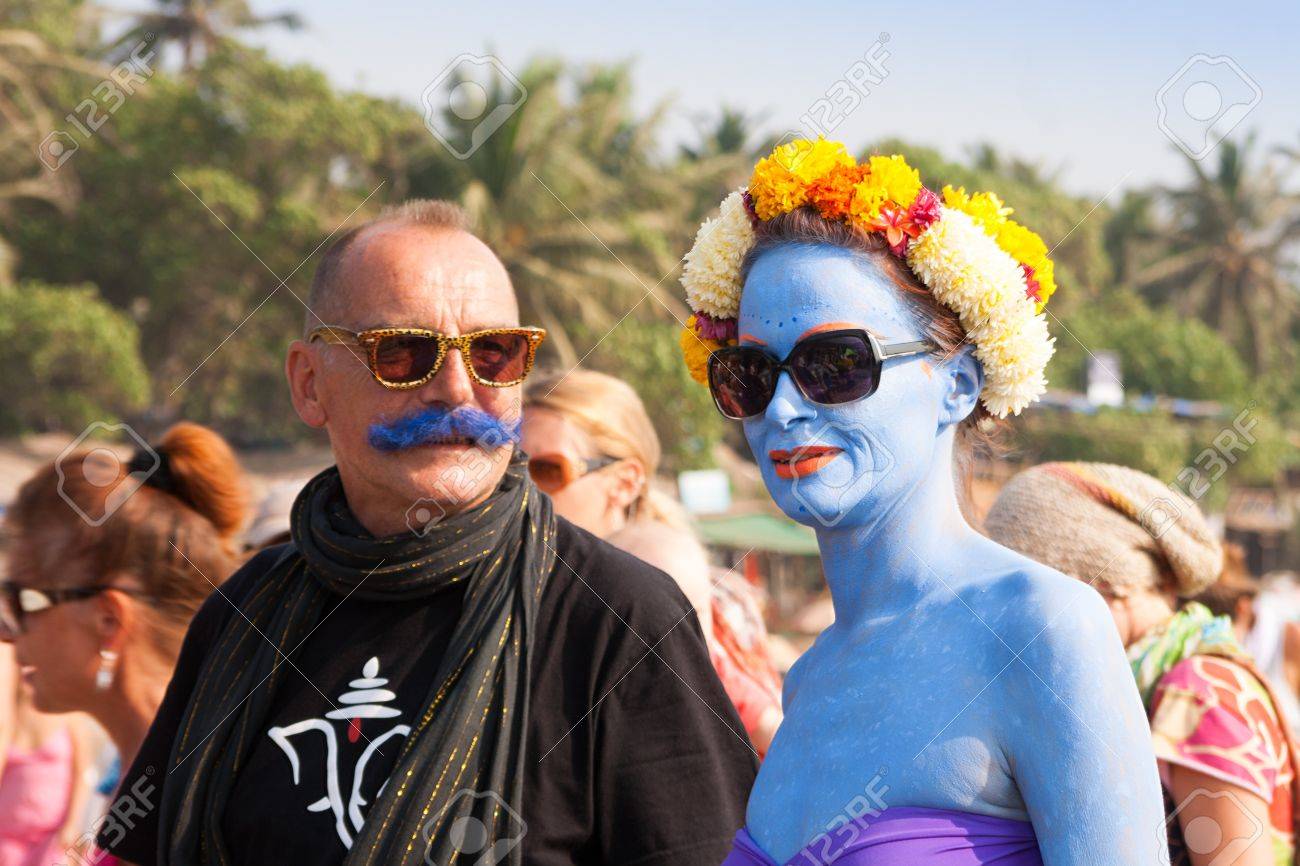 アランボール ゴア 青い肌と 13 年 2 月 5 日女性および年次祭 アランボール ビーチで ゴア インド 13 年 2 月 5 日青ひげを持つ男 の写真素材 画像素材 Image