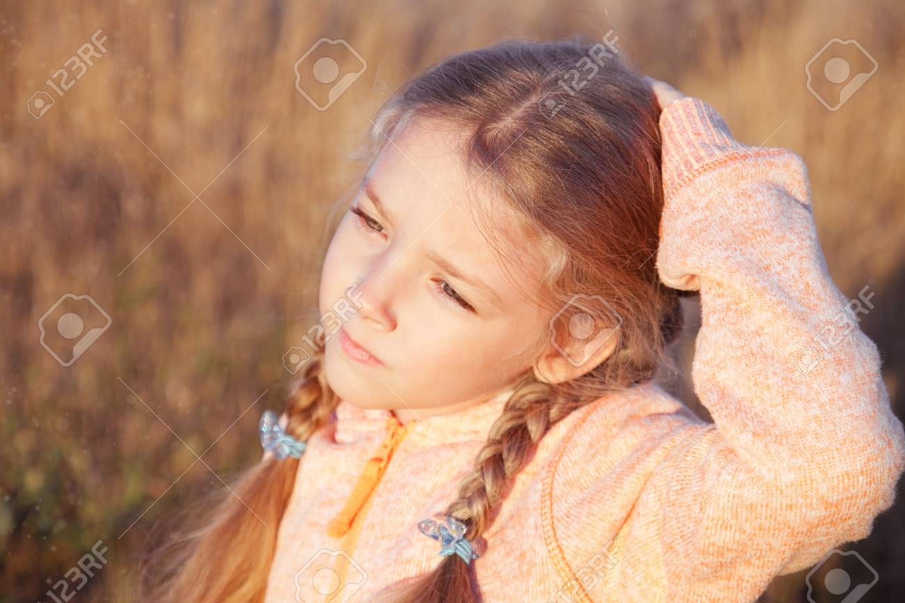晴れた日の屋外でクローズ アップをおさげ髪の少女の肖像画 の写真素材 画像素材 Image 晴れた日の屋外でクローズ アップをおさげ髪の少女の肖像画 の写真素材 画像素材 Image