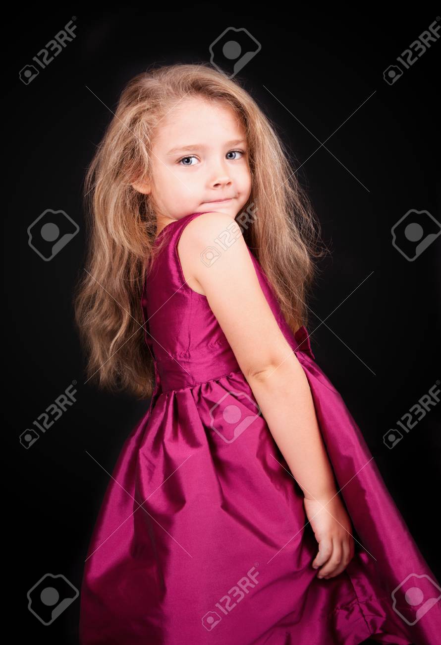 スタジオで黒の背景にピンクのドレスでかわいい女の子 の写真素材 画像素材 Image