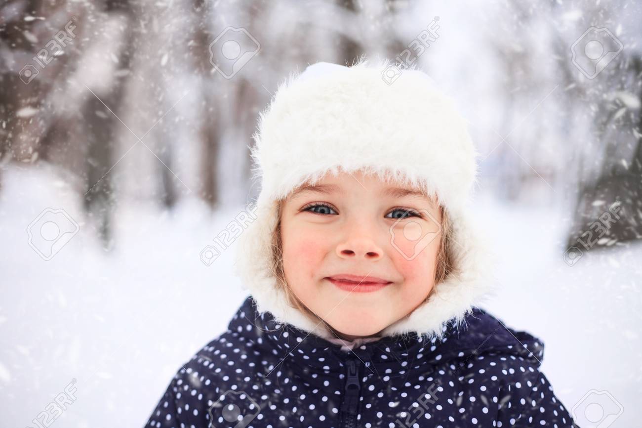 雪に覆われた冬の天候でかわいい女の子の肖像画 の写真素材 画像素材 Image