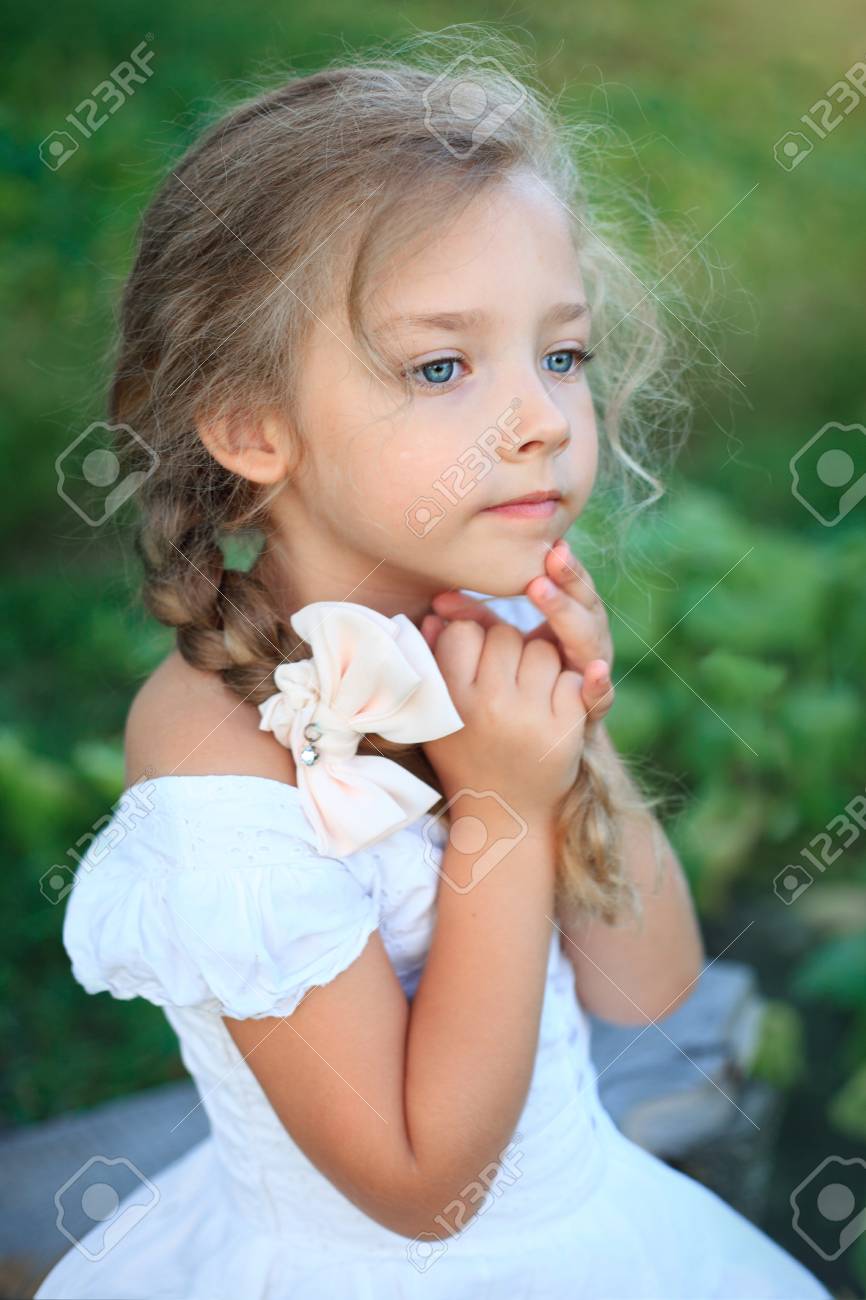 明るい夏の日のかわいい女の子 の写真素材 画像素材 Image 明るい夏の日のかわいい女の子 の写真素材 画像素材 Image