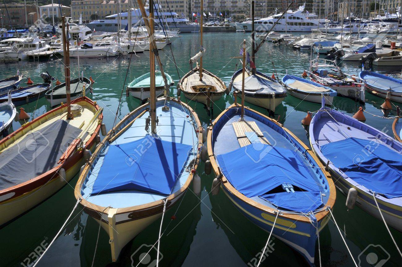 Closeup Kleine Boote Im Hafen Von Nizza In Frankreich Departement Alpes Maritimes Lizenzfreie Fotos Bilder Und Stock Fotografie Image 12971135