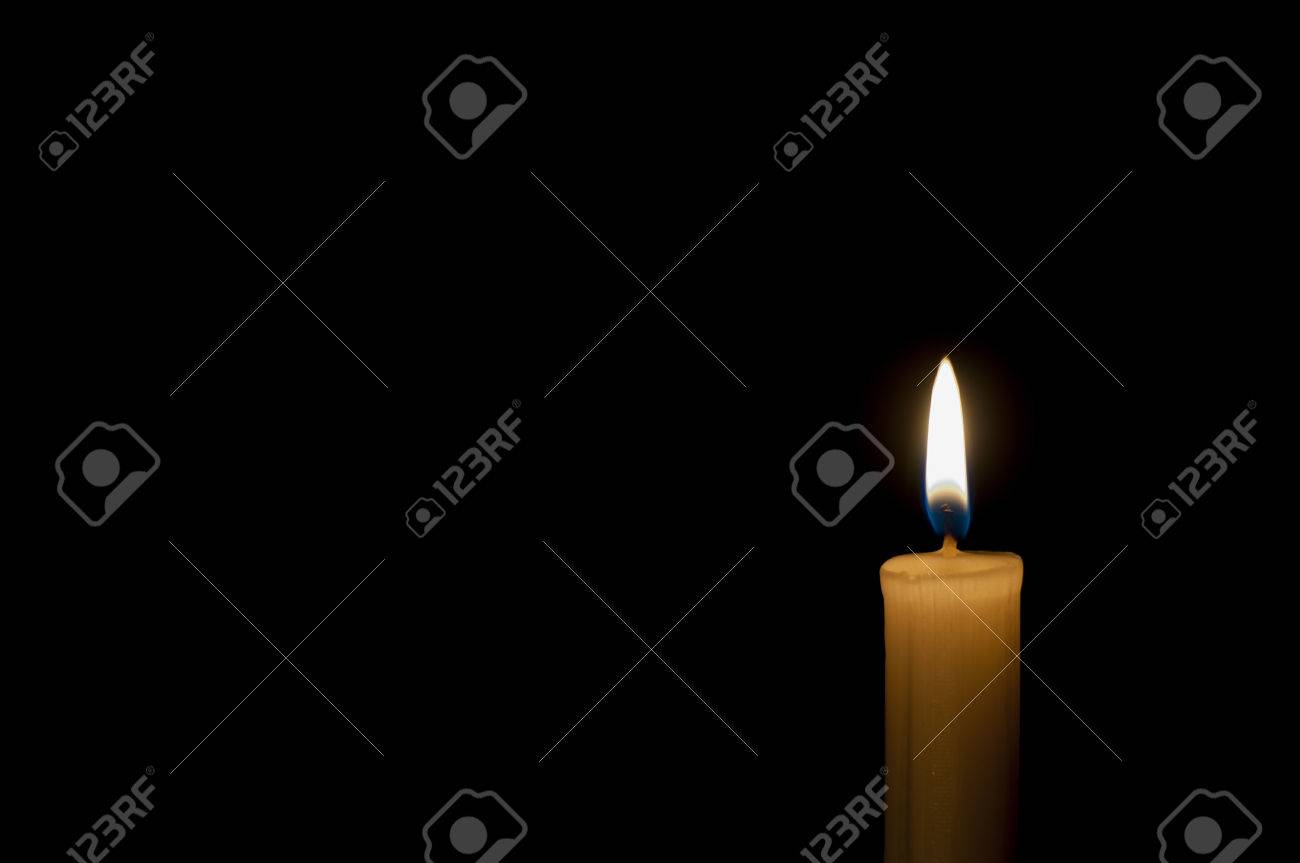 黒の背景に白のろうそくの炎 の写真素材 画像素材 Image