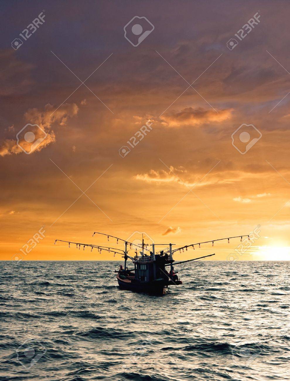 釣りのボート イカの夜釣り の写真素材 画像素材 Image