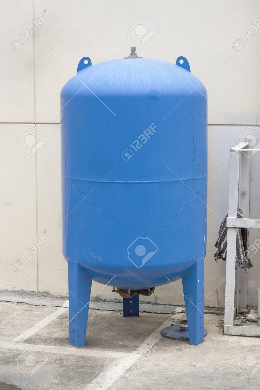 プラスチック製の水タンク の写真素材 画像素材 Image