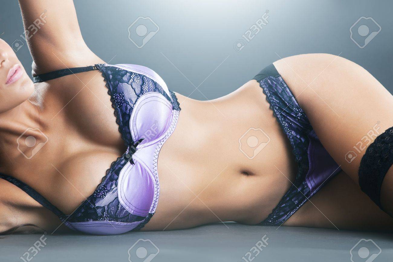 cuerpo de mujer en ropa interior
