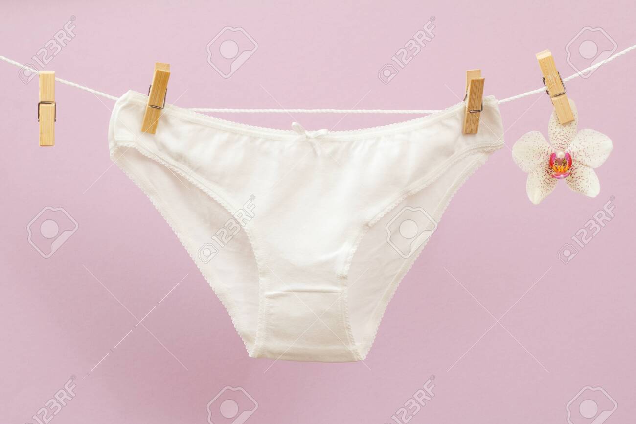 おばあさんの下着 ライラックの背景に服のピンと蘭の花と物干しに新しいパンティー。女性の下着。の写真素材・画像素材 Image 136462238