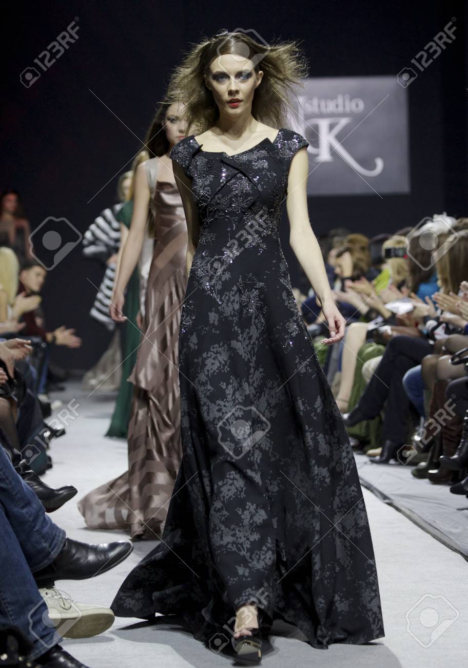 モスクワ ロシア 3 月 29 日 モデルを表示 作品ナタリア Polikhalova Nk スタジオでモスクワ ファッションウィーク 13 年 3 月 29 日にモスクワで の写真素材 画像素材 Image