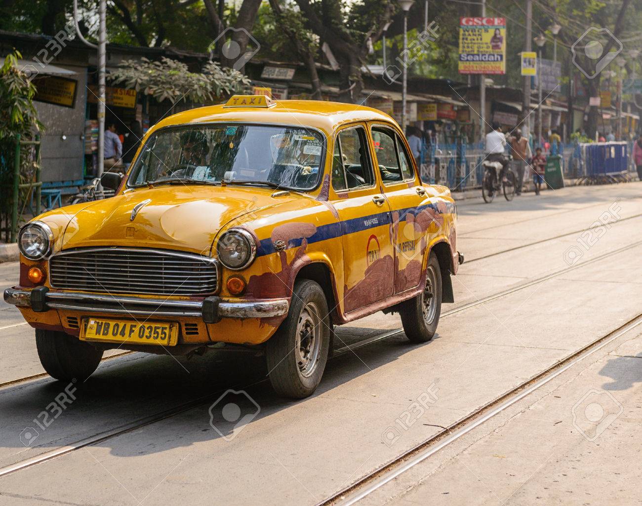 コルカタの路上で黄色の大使タクシー の写真素材 画像素材 Image 7373