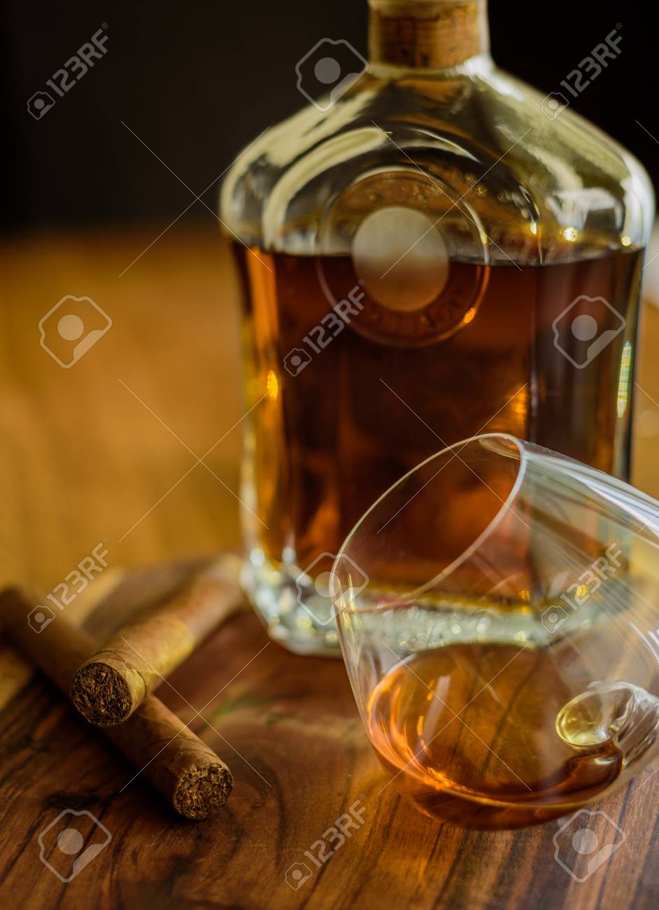 2 つの葉巻 ガラス 木製の表面にラム酒の瓶のクローズ アップ の写真素材 画像素材 Image