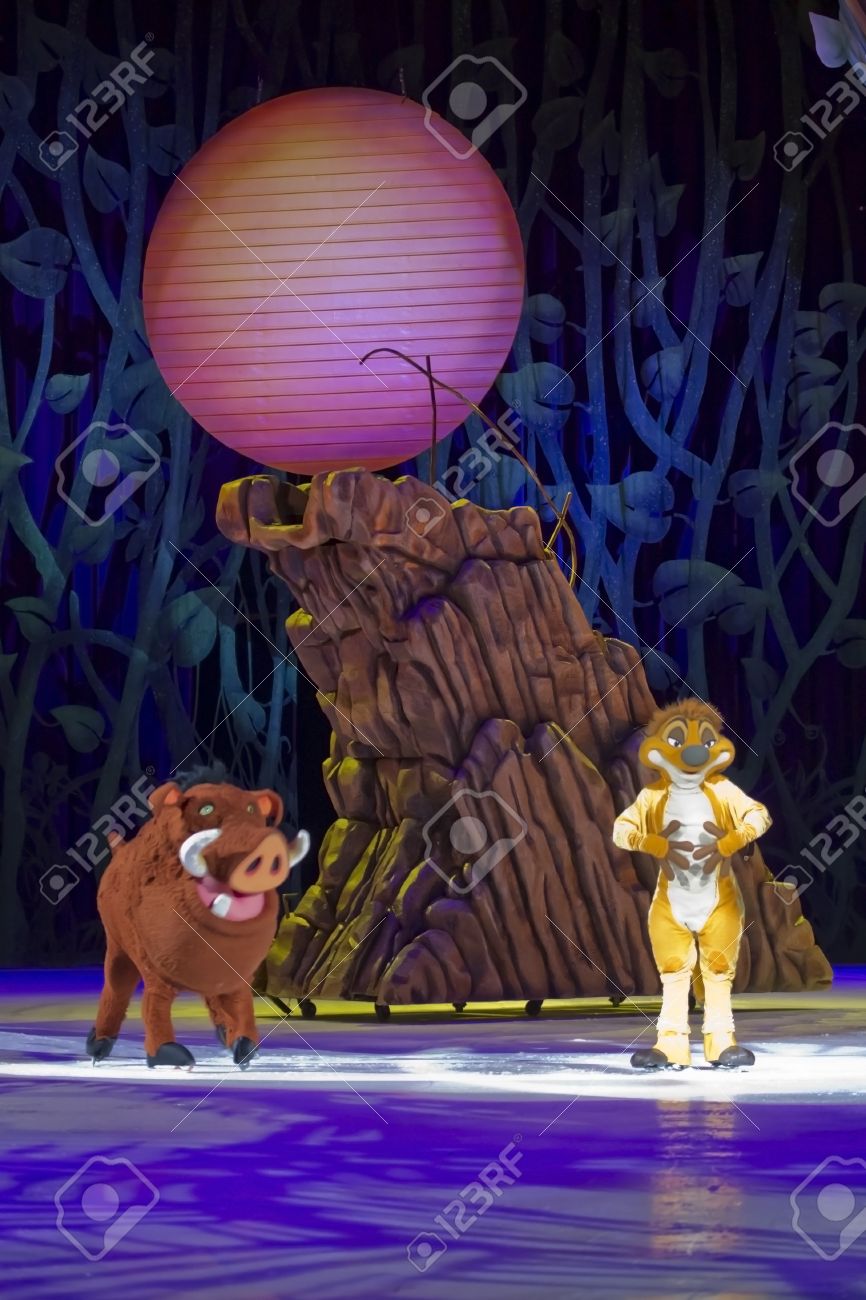 グリーン ベイ ウィスコンシン 3 月 10 日 ミーアキャットのティモンとプンバァ イボイノシシ ライオン キングからディズニーでスケート氷の宝庫での掲載レッシュ センターで 12 年 3 月 10 日グリーンベイ ウィスコンシン州 の写真素材 画像素材 Image