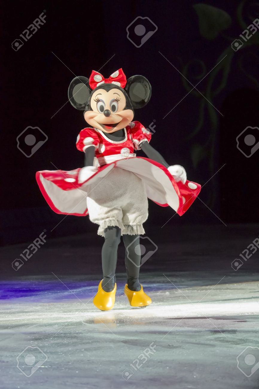 グリーン ベイ ウィスコンシン 3 月 10 日 ミニーマウスの赤やピンクのドレスを着て 黄色の靴 スケートでは ディズニー アイス宝庫に掲載レッシュ センターで 12 年 3 月 10 日グリーンベイ ウィスコンシン州 の写真素材 画像素材 Image
