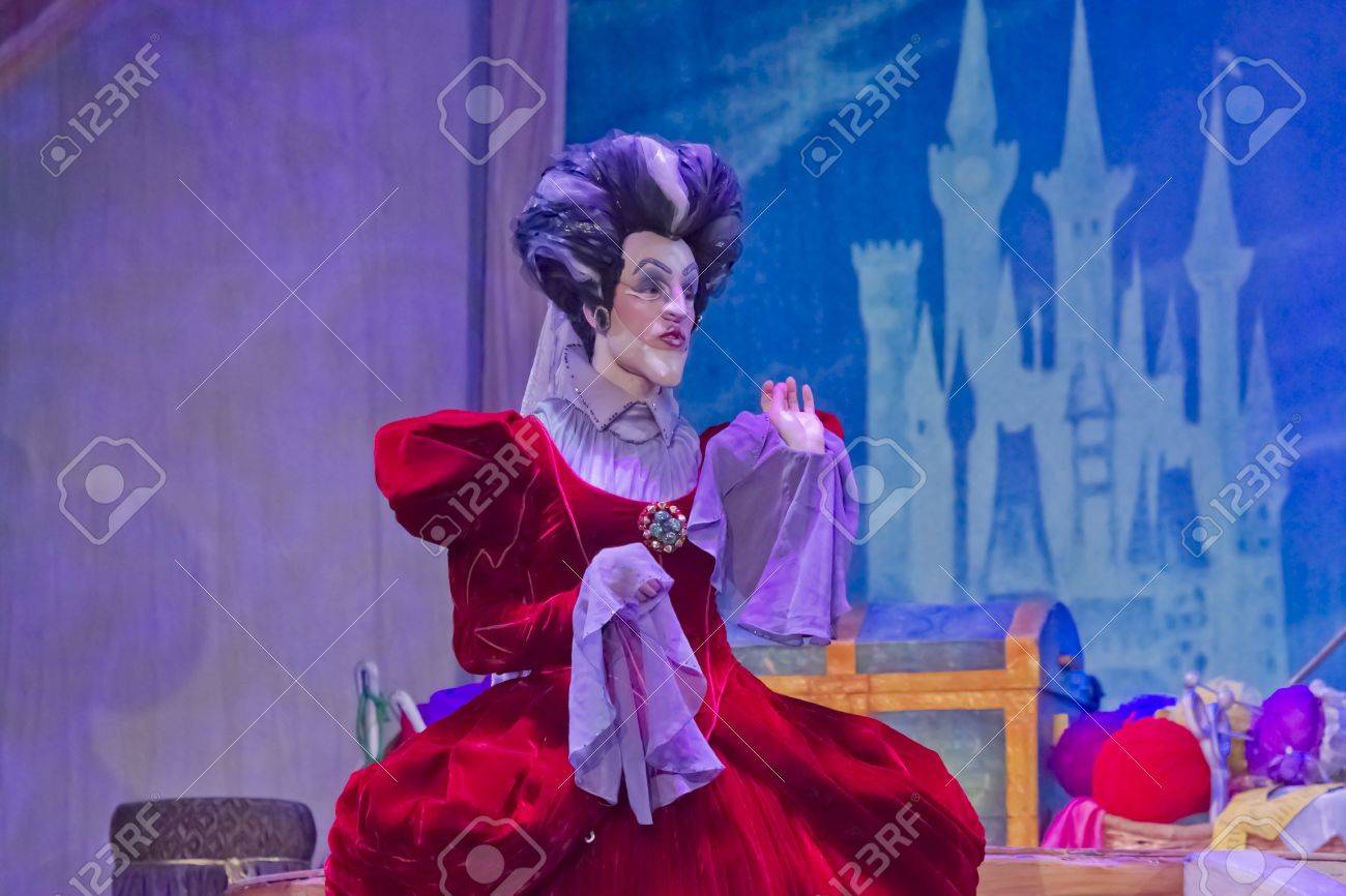 グリーン ベイ Wi 2 月 10 日 シンデレラのグリーンベイ ウィスコンシン州で 12 年 2 月 10 日には レッシュ センターでディズニー プリンセス ショーで邪悪な継母を意味します の写真素材 画像素材 Image