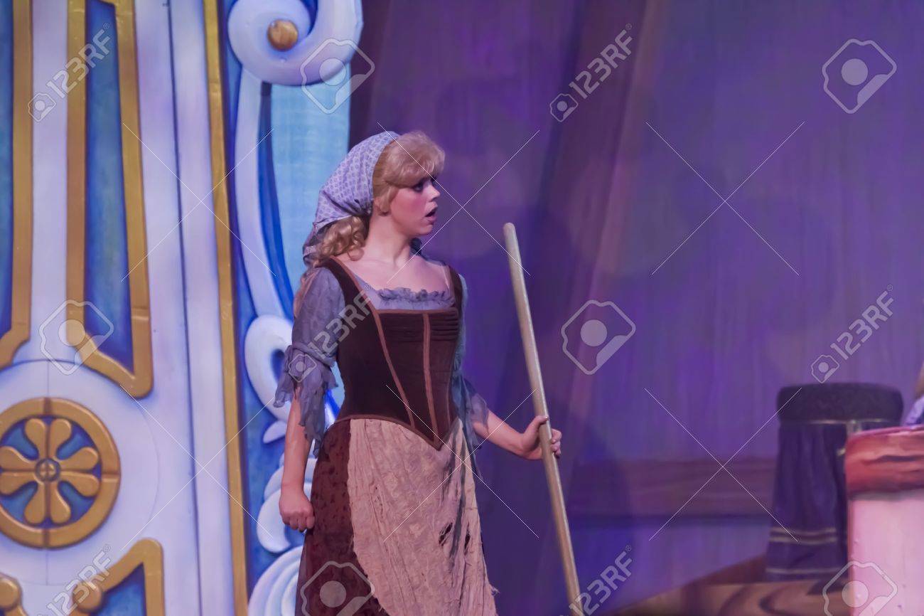 グリーン ベイ ウィスコンシン 2 月 10 日 シンデレラ グリーンベイ ウィスコンシン州で 12 年 2 月 10 日には レッシュ センターでディズニー プリンセス ショーで彼女の Stepmothers の家の掃除します の写真素材 画像素材 Image グリーン ベイ ウィスコンシン 2 月 10 日 シンデレラ グリーンベイ ウィスコンシン州で 12 年 2 月 10 日には レッシュ センターでディズニー プリンセス ショーで彼女の Stepmothers の家の掃除します の写真素材 画像素材 Image