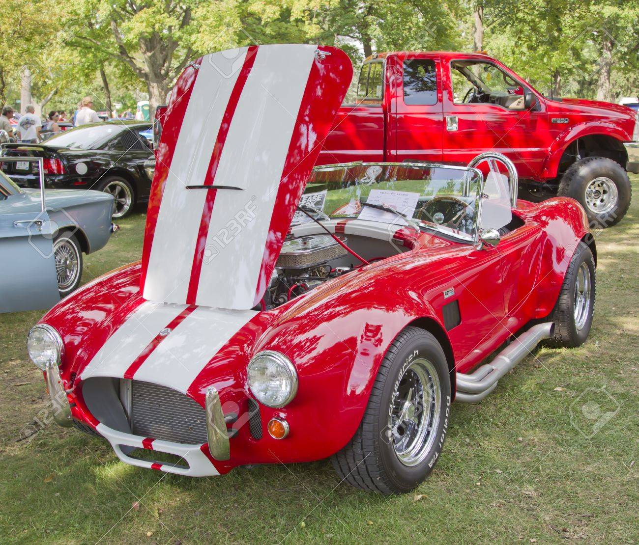 ワウパカ ウィスコンシン 8 月第 10 回年次ワウパカ ロッド 古典的な車クラブ車ショーで 12 年 8 月 25 日ワウパカ ウィスコンシン州に 25 1965年赤白フォード Ac コブラ車 の写真素材 画像素材 Image