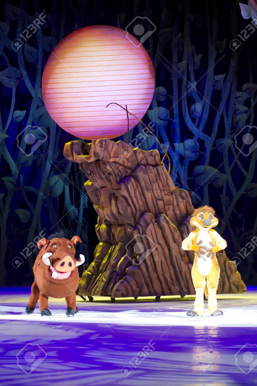グリーン ベイ ウィスコンシン 3 月 10 日 ティモンとプンバァ一緒にライオン キングからディズニーでグリーンベイ ウィスコンシン州で 2012 年 3 月 10 日 レッシュ センター氷宝庫ショーでスケート靴をはいた の写真素材 画像素材 Image 17523122