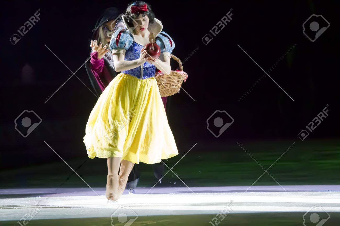 グリーン ベイ ウィスコンシン 3 月 10 日 白雪姫と魔女グリーンベイ ウィスコンシン州で 12 年 3 月 10 日 レッシュ センター氷宝庫ショーにディズニーでスケートします の写真素材 画像素材 Image