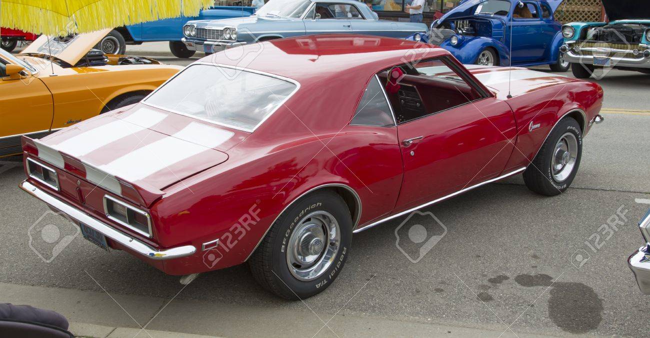 Winneconne ウィスコンシン 6 月 1 日 後姿の年次車のショーで赤と白 1968年シボレー カマロ 327 車のメインストリート 13 年 6 月 1 日 Winneconne ウィスコンシン州に の写真素材 画像素材 Image