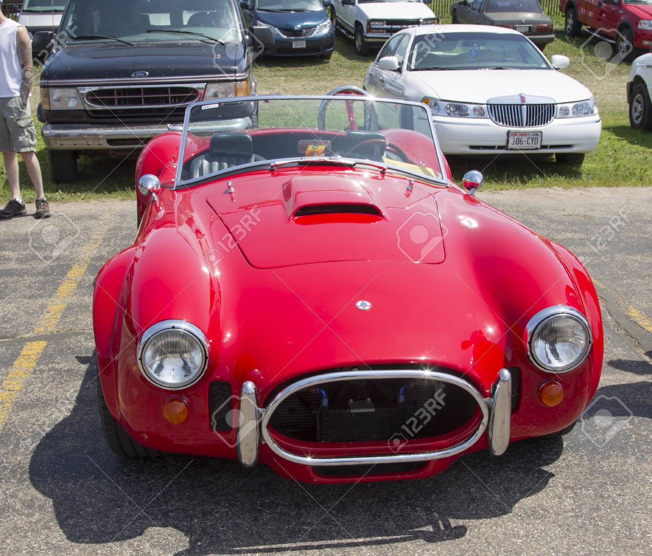 イオラ Wi 7 月イオーラ 41 回自動車ショー 13 年 7 月 13 日イオラ ウィスコンシン州で 13 1964年レッド シェルビー コブラ車 の写真素材 画像素材 Image