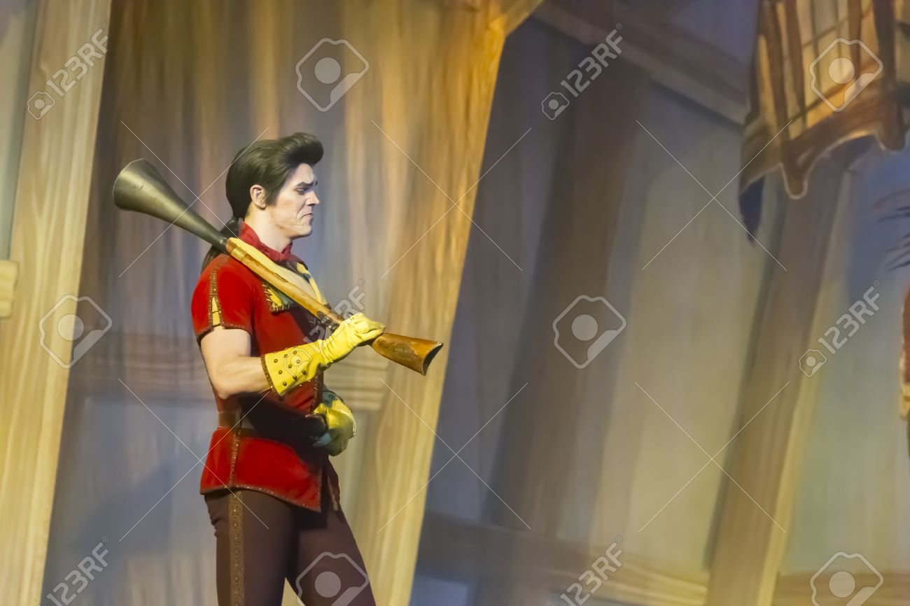 美女と野獣ディズニー プリンセス ショー レッシュ センターで 12 年 2 月 10 日上でグリーンベイ ウィスコンシン州からの銃を持つグリーン ベイ ウィスコンシン 2 月 10 日 ガストンの散歩 の写真素材 画像素材 Image