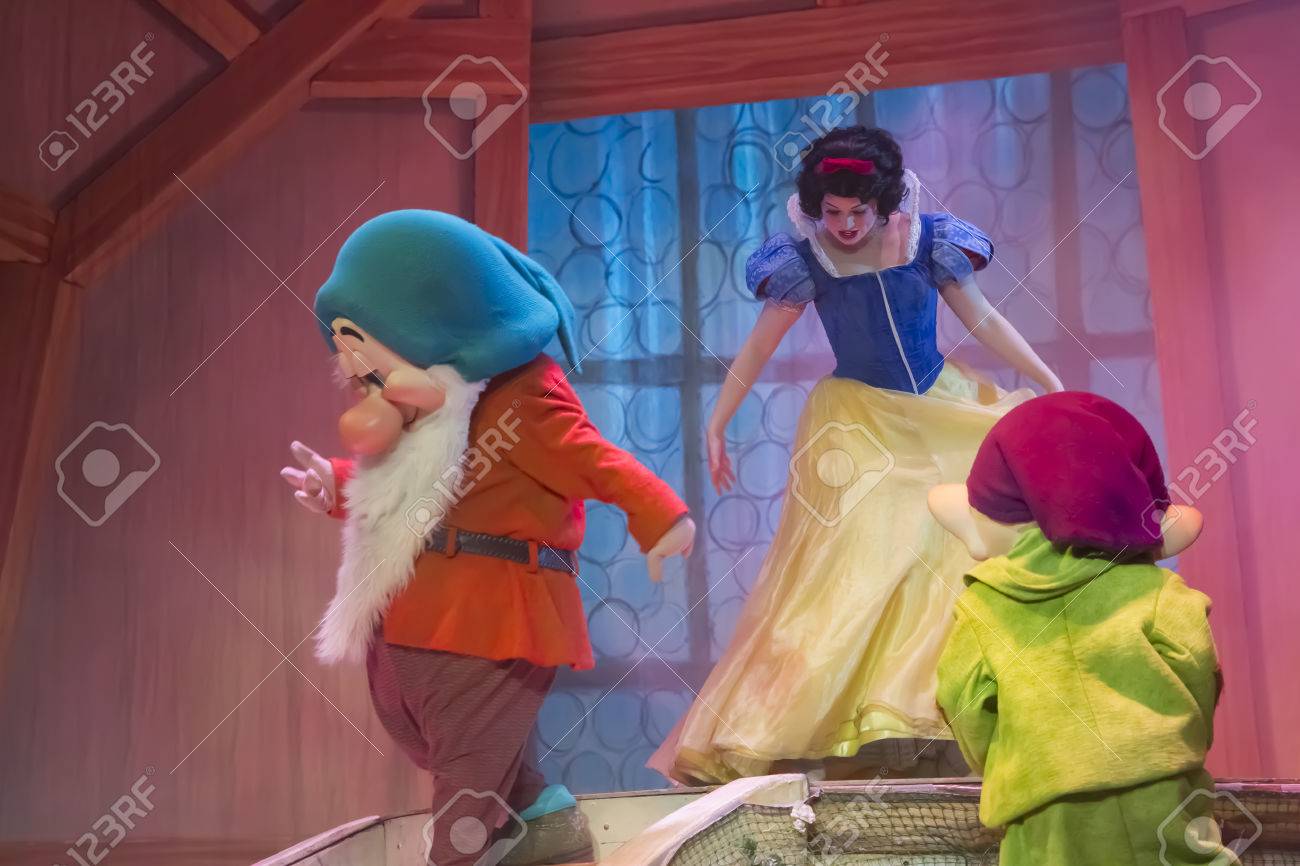 グリーン ベイ ウィスコンシン 2 月 10 日 気難しいとドーピーとディズニー プリンセス 白雪姫から白雪でレッシュ センター 12 年 2 月 10 日上にグリーンベイ ウィスコンシン州 の写真素材 画像素材 Image