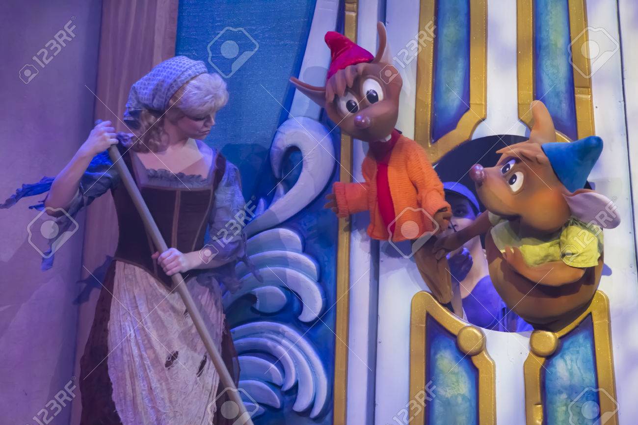 GREEN BAY, WI - FEBRUARY 10: Cinderella And Mice Talking From Cinderella At  The Disney Princesses Show At The Resch Center On February 10, 2012 In  Green Bay, Wisconsin. Stock Photo, Picture, image size:1300x866