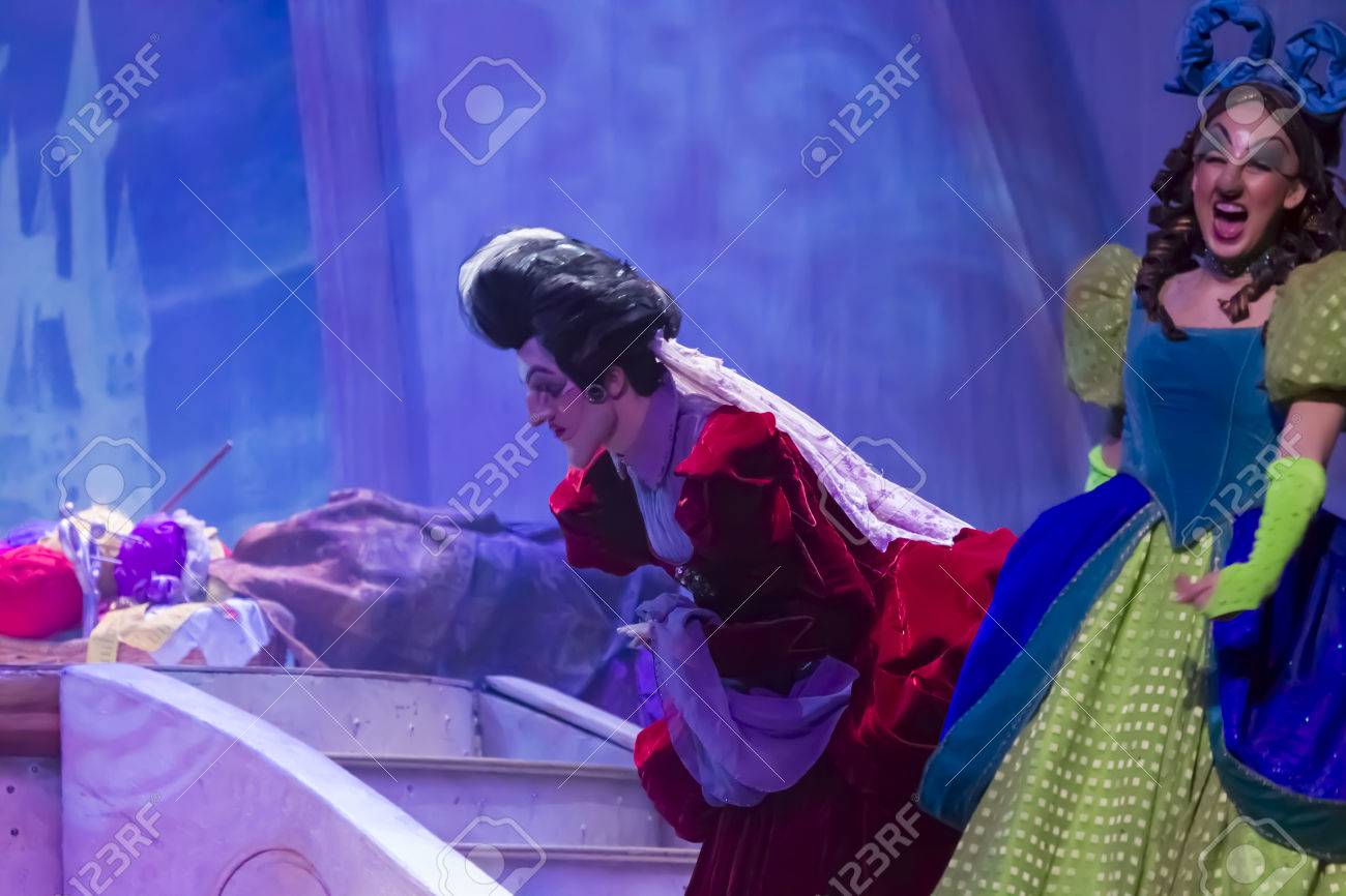 グリーン ベイ ウィスコンシン 2 月 10 日 レディー トレメイン別名邪悪な義母と娘ディズニーお姫様にシンデレラからシンデレラから掲載レッシュ センターで 12 年 2 月 10 日グリーンベイ ウィスコンシン州 の写真素材 画像素材 Image