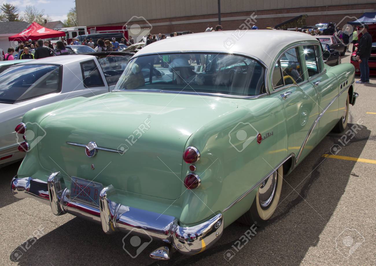 メナーシャ Wi 可能性があります第 7 回自動車ショー 14 年 5 月 16 日にウィスコンシン州メナーシャで 16 1954年ビュイック センチュリー車 の写真素材 画像素材 Image