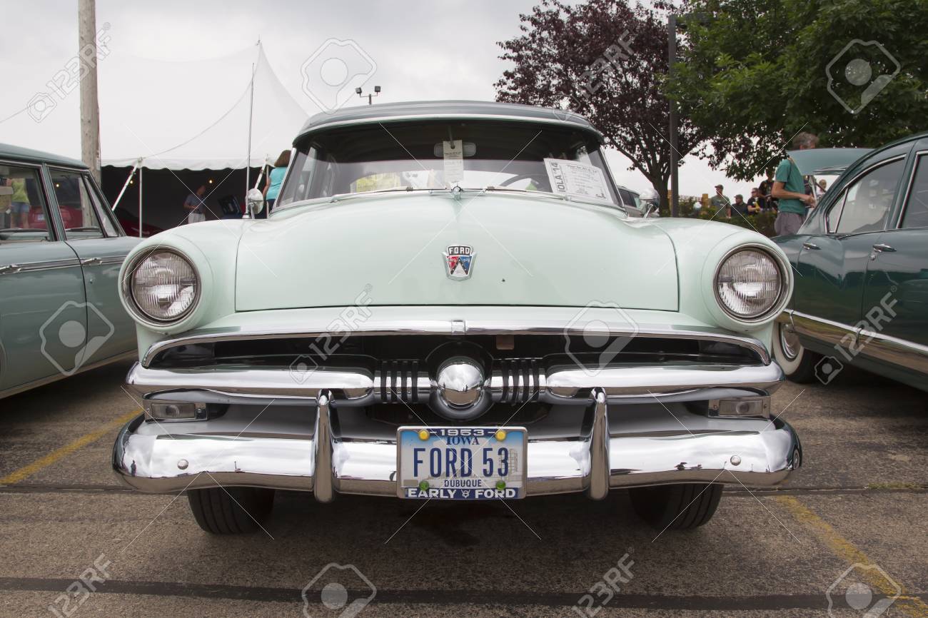 1953 年のイオラ Wi 7 月 12 日 前面グリーン イオーラ 42 回自動車ショー 14 年 7 月 12 日イオラ ウィスコンシン州でフォード Customline オーバー ドライブ車 の写真素材 画像素材 Image 1953 年のイオラ Wi 7 月 12 日 前面グリーン イオーラ 42 回自動車ショー 14 年 7 月 12 日イオラ ウィスコンシン州でフォード Customline オーバー ドライブ車 の写真素材 画像素材 Image