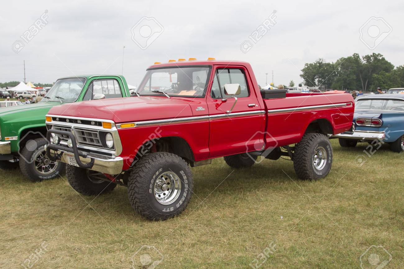 イオラ Wi 7 月 12 1977年赤フォード形 F150 ピックアップ トラック イオーラ 42 回自動車ショー 14 年 7 月 12 日イオラ ウィスコンシン州で の写真素材 画像素材 Image